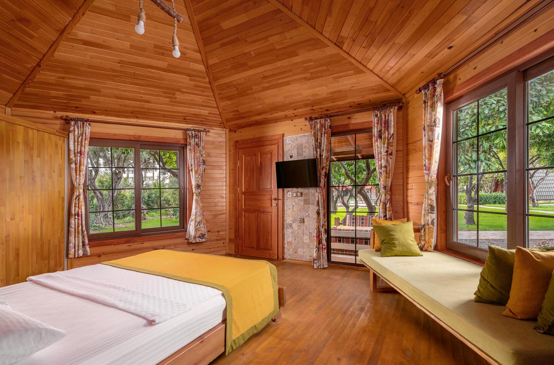 Mandarin Bungalow Image 1